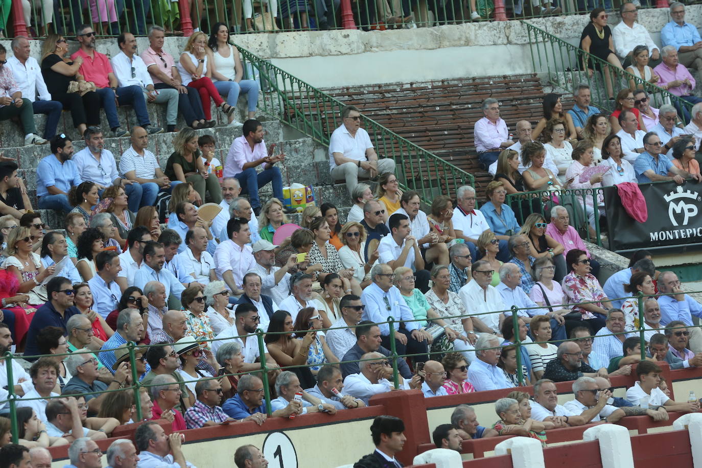 Búscate en los tendidos de la corrida de toros de este domingo (3 de 3)