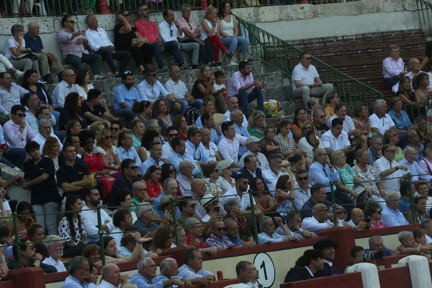 Búscate en los tendidos de la corrida de toros de este domingo (3 de 3)