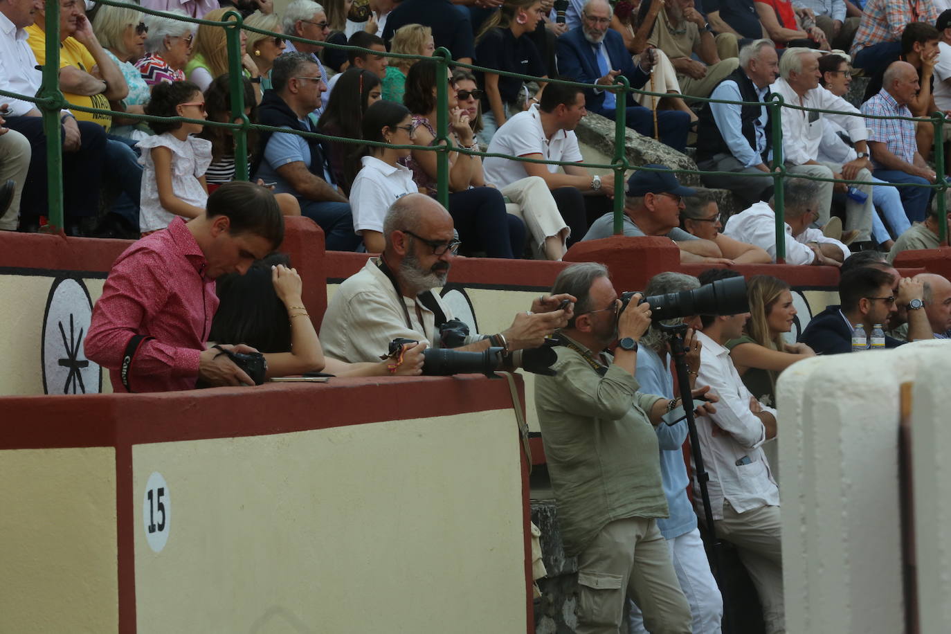 Búscate en los tendidos de la corrida de toros de este domingo (3 de 3)