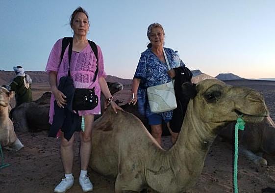 Lucía Pérez -derecha- en una imagen de sus vacaciones en Marruecos, donde se encontraba con una amiga cuando se produjo el terremoto.