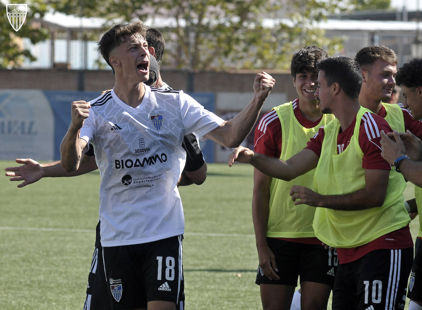 Plomer celebra su tanto ante el Navalcarnero.