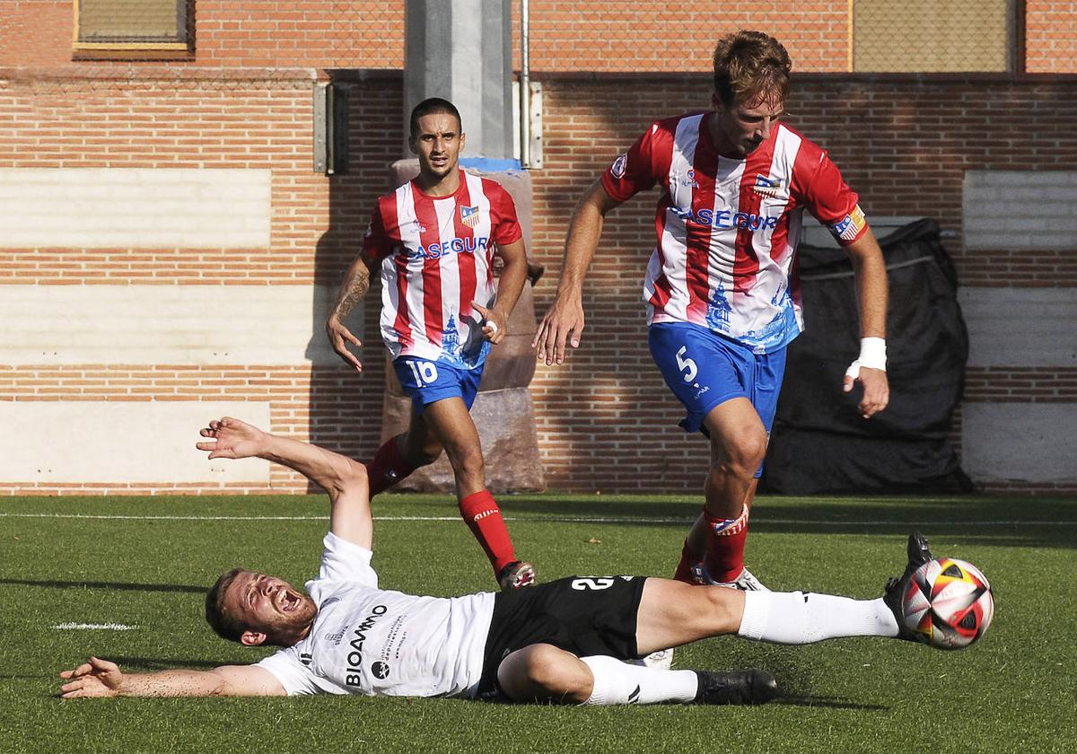 Abel Pascual reclama penalti en la última acción del partido.