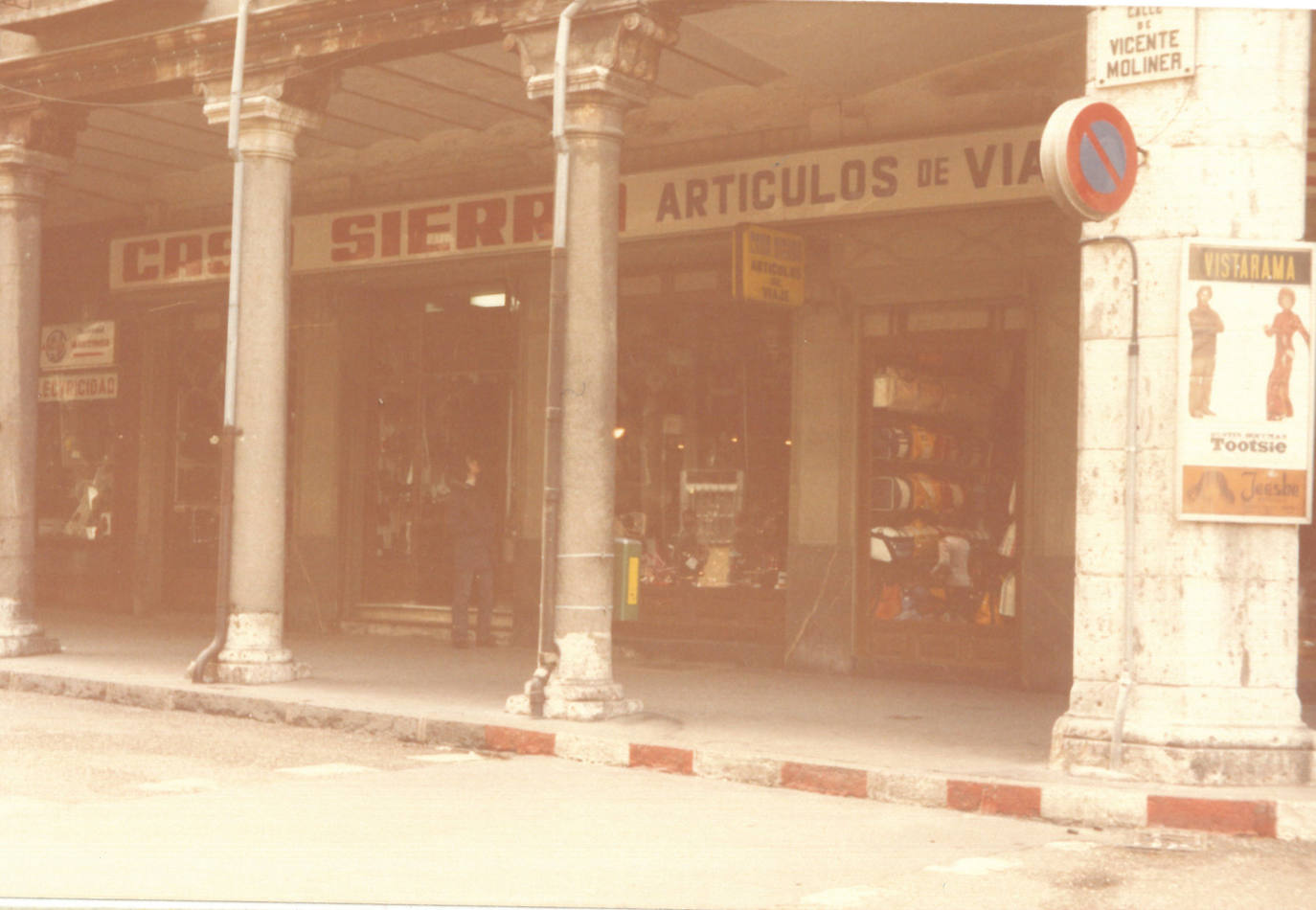 Escaparate de Casa Sierra en la calle Vicente Moliner en los años setenta.