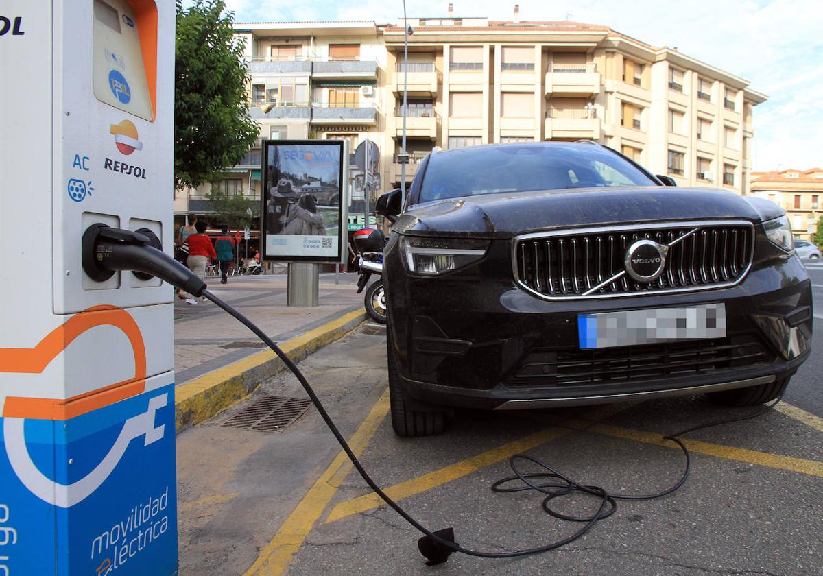 Recarga de un vehículo eléctrico en el punto de la estación de autobuses.