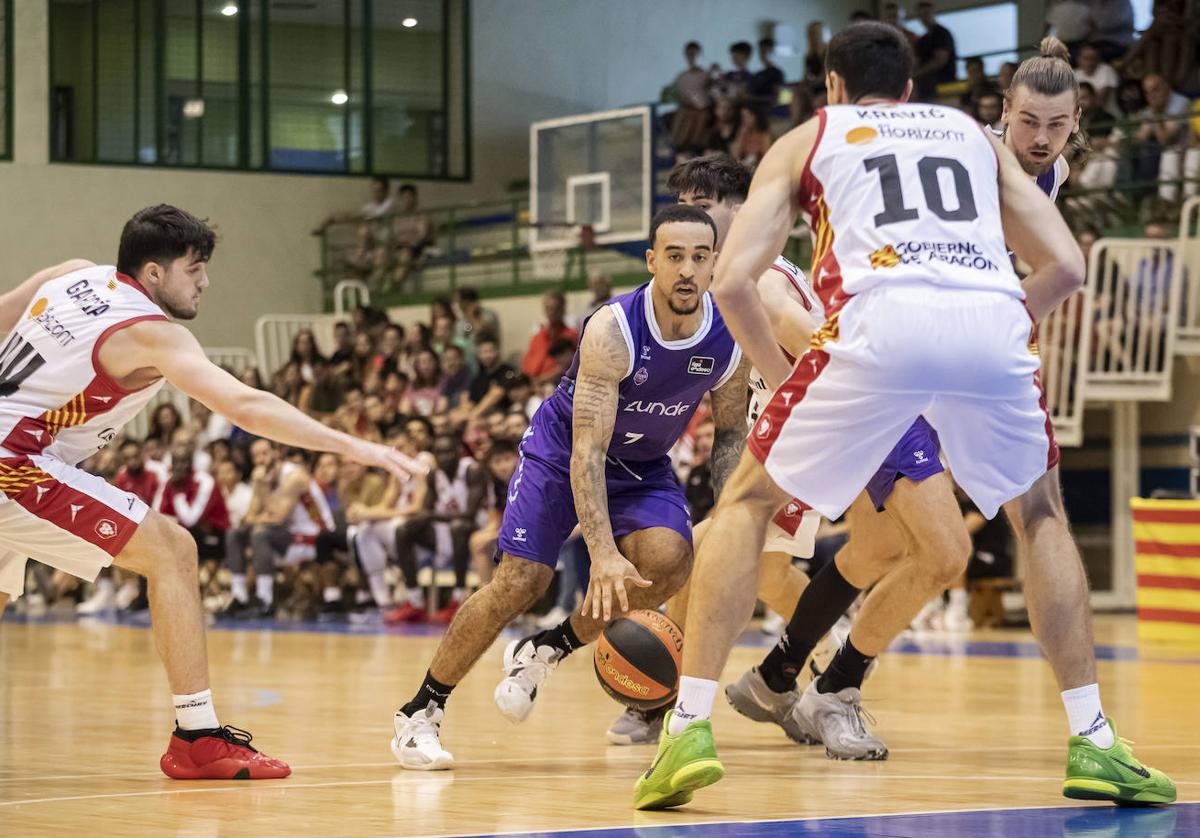 Brandon Brown trata de superar a Kravic y García, en el cuarto partido de pretemporada.