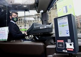 Acceso a uno de los vehículos de Auvasa, durante la pandemia.