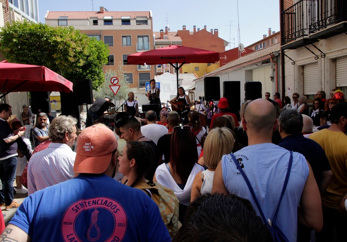 Concierto de 'Las Chicas' en una de las calles de Laguna.