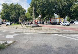 El coche se ha empotrado contra un árbol y en el lugar se han podido ver varias dotaciones de los Bomberos de Burgos.