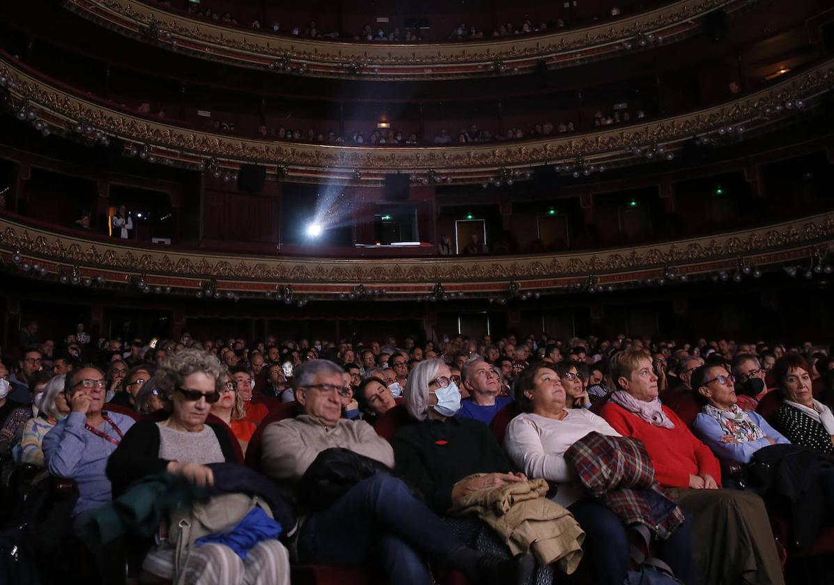 Público durante una proyección de la Seminci en el Teatro Calderón.