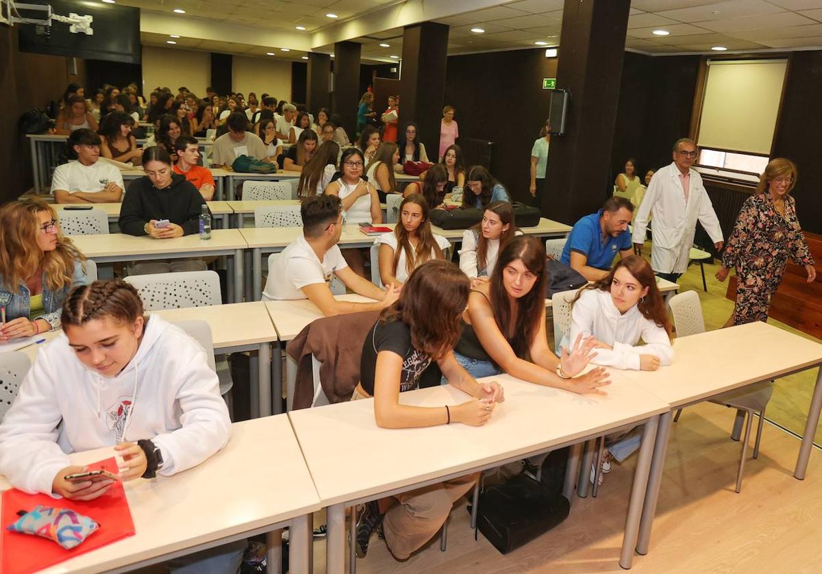 La presidenta de la Diputación, acompañada por el director de Enfermería, entran al aula habilitada en el antiguo salón de actos de la UNED para inaugurar el curso.