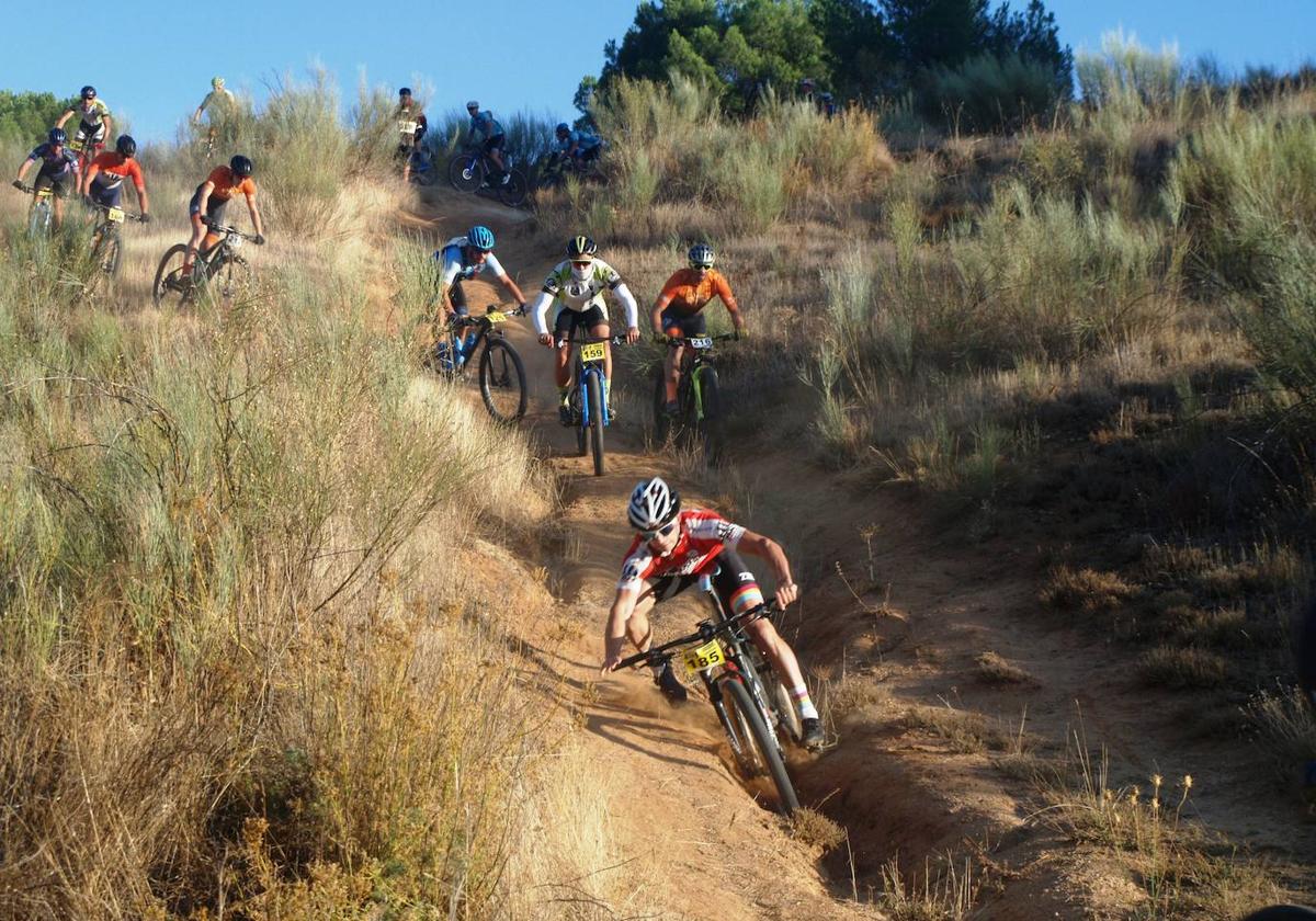 Participantes en la prueba de BTT en una edición anterior de la Piñon Race.