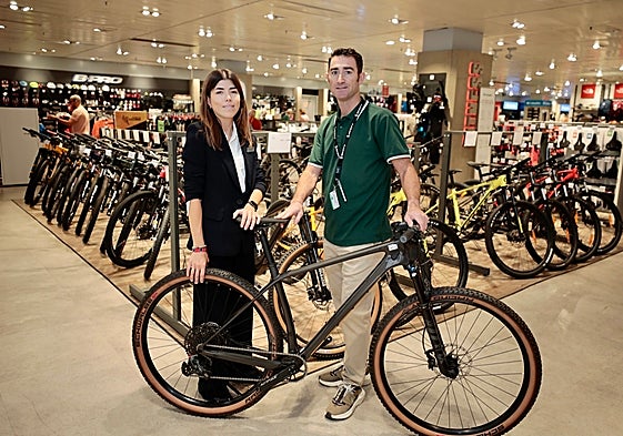 Elisa Escudero, gerente de planta, y Javier Martín, vendedor de ciclismo de El Corte Inglés.