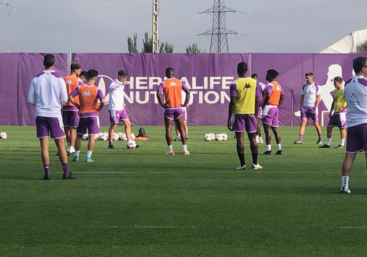 Un momento de la sesión de entrenamiento del Real Valladolid este martes en los Anexos.