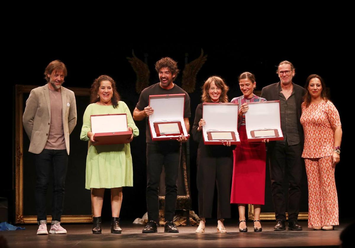 Miguel Ángel Muñoz, en el centro, con otros premiados, posan flanqueados por la alcaldesa y el concejal de Cultura.