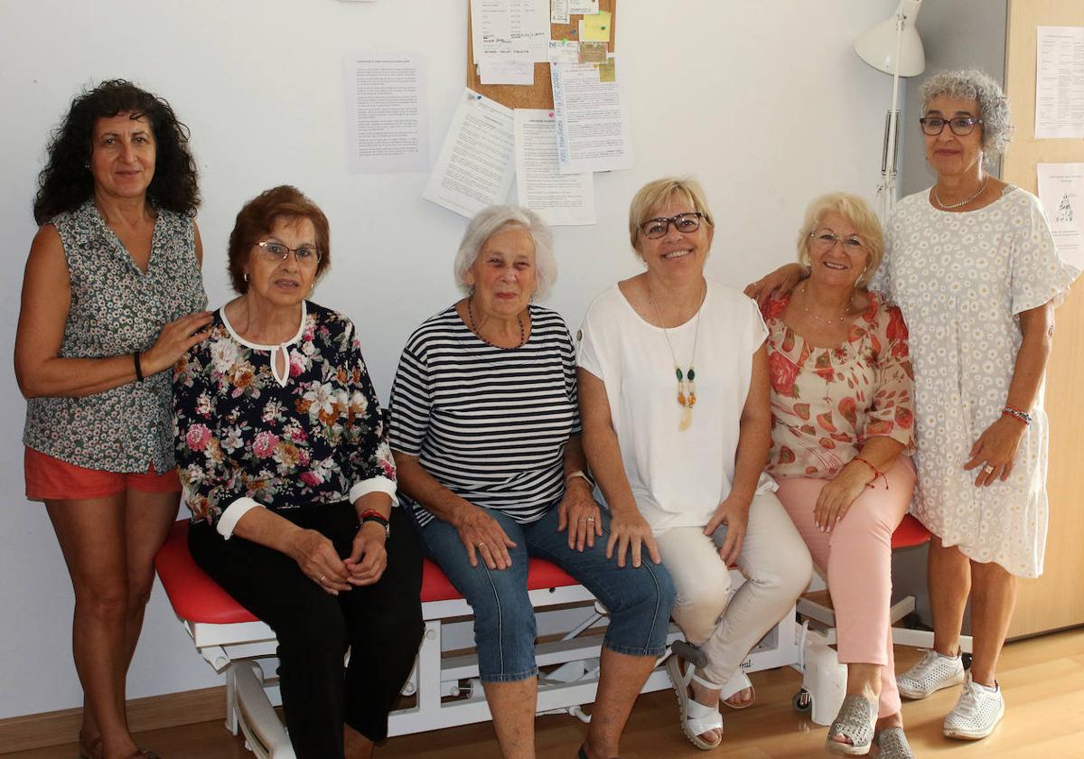 Algunas socias de Fibrosegovia, durante el encuentro que celebran todos los martes.