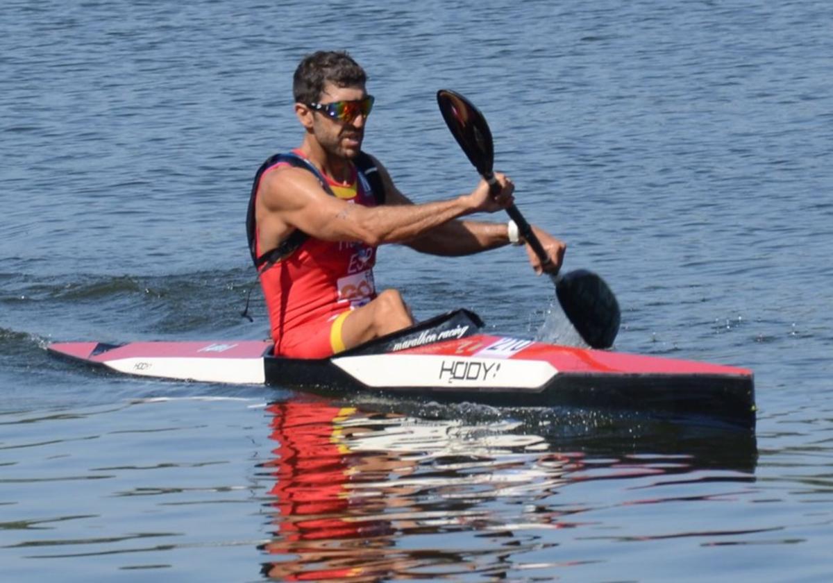 Fran López, en el segmento con la piragua.