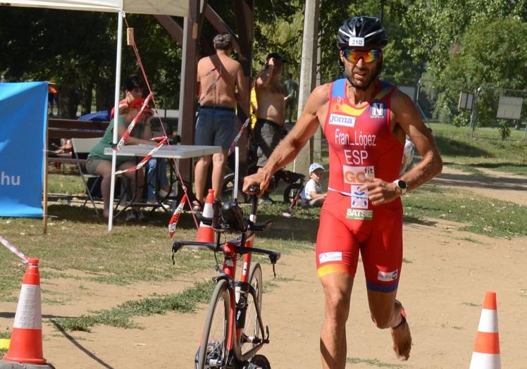 Imagen principal - El vallisoletano Fran López se cuelga el bronce en el Mundial de cuadriatlón