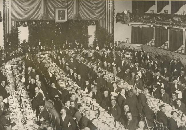 Multitudinario almuerzo en el patio de butacas del Cervantes, el día de la visita de Primo de Rivera en 1926.