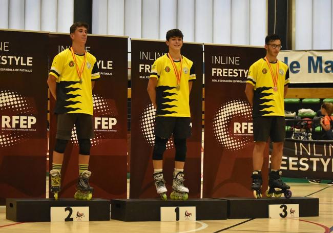 Pleno en el podio sénior masculino, con Guille Masa, Ander y Samuel García.