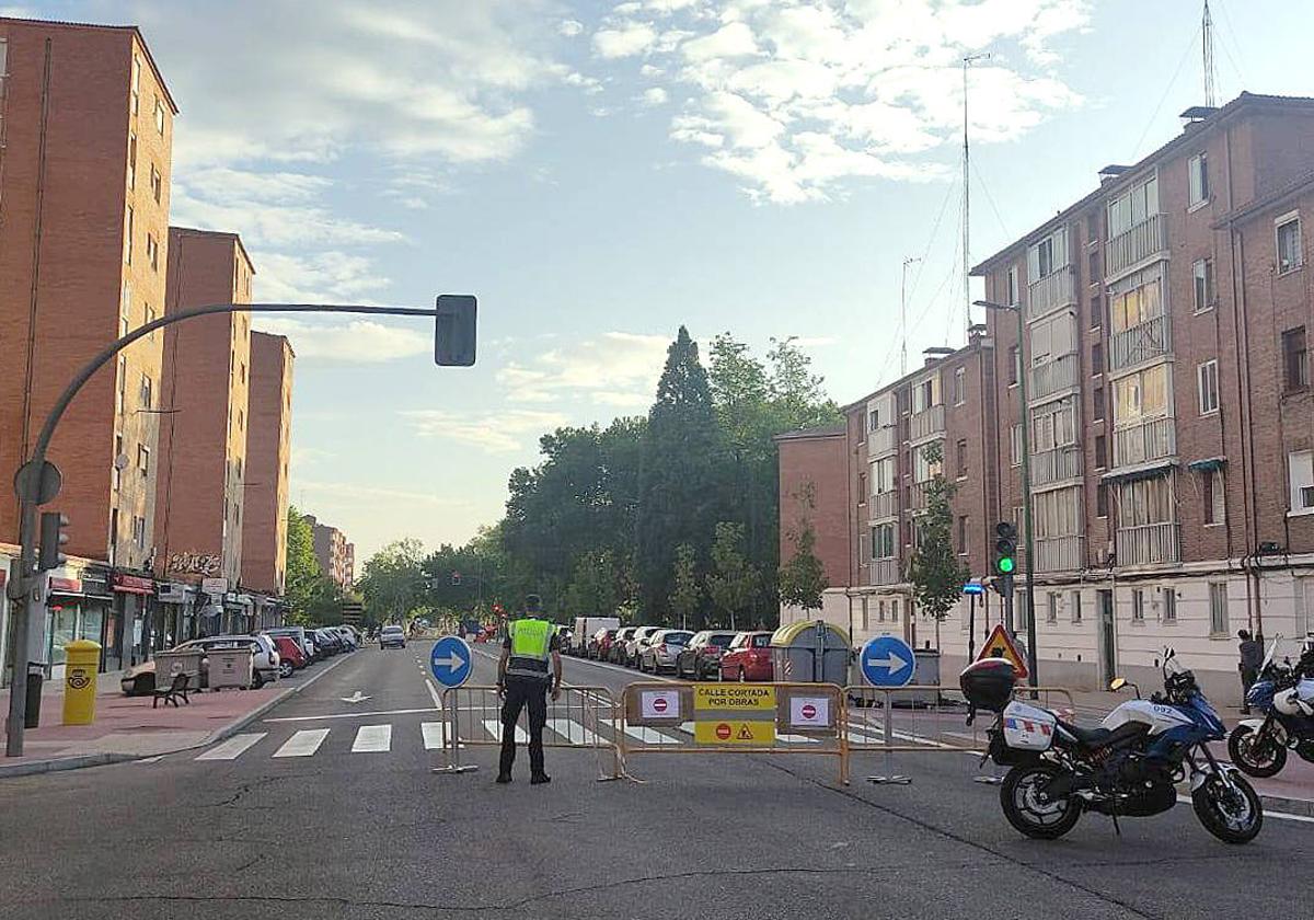 Un agente vigila el tramo cortado de la avenida de Santander desde el cruce con Amor de Dios.