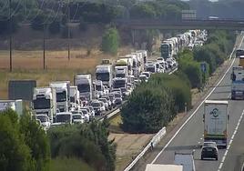 Retenciones en la A-62 en dirección Tordesillas minutos antes del inicio del Toro de la Vega.