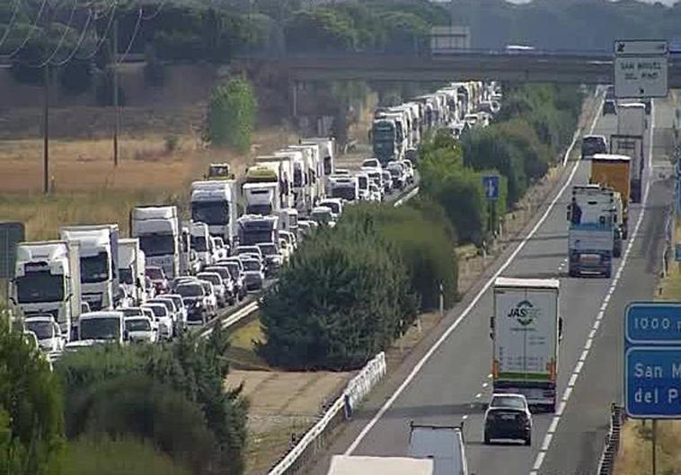 Retenciones en la A-62 en dirección Tordesillas minutos antes del inicio del Toro de la Vega.