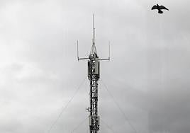 Una antena de Telefónica en la ciudad de Segovia.