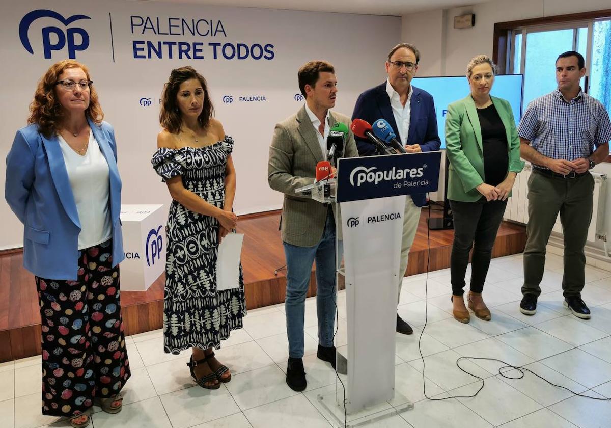 Víctor Torres, con parte del equipo de concejales del PP.