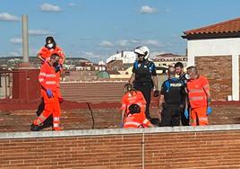 Sanitarios y policías atienden a la mujer en la azotea.