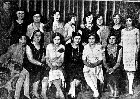 Imagen secundaria 1 - Arriba, Antonia Casas, triunfadora en 1930; abajo, participantes en el certamen de ese año y Conchita Español, Miss Modistilla en 1933