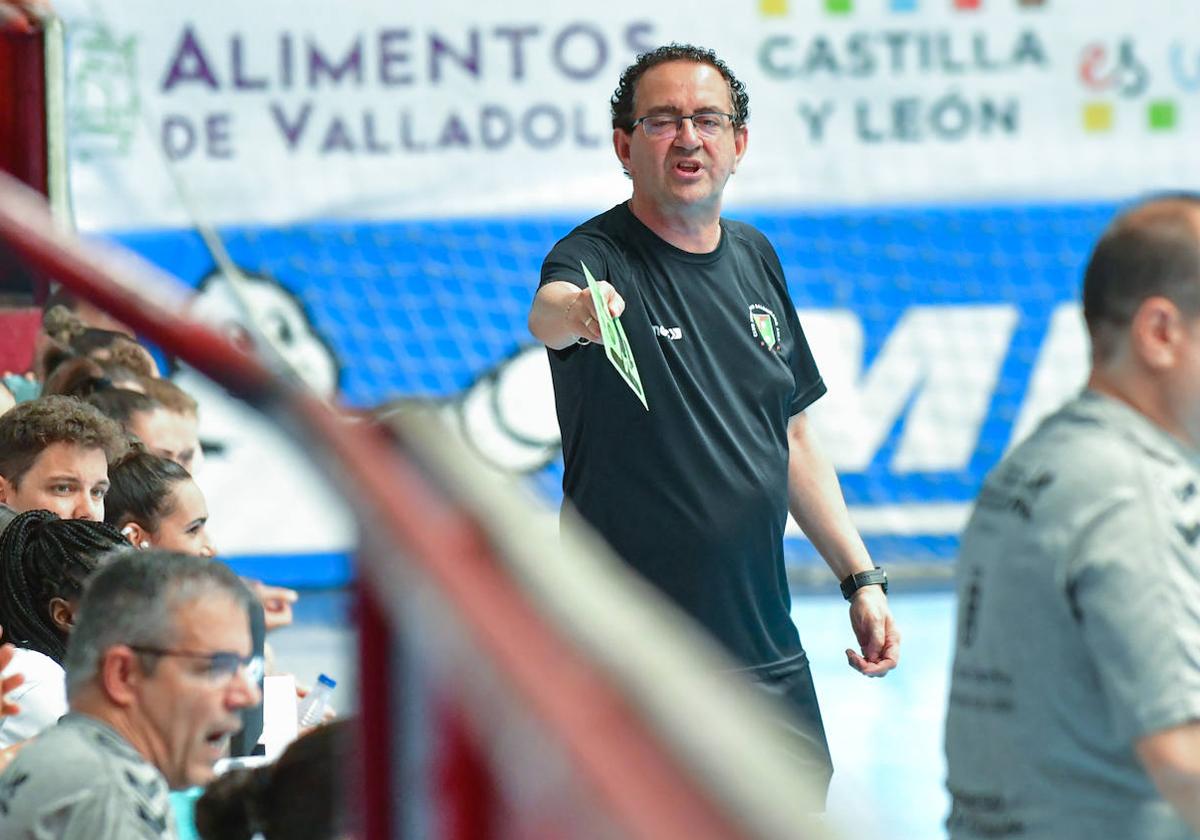 Miguel Ángel Peñas se dirige a los árbitros en el partido frente al Rocasa.