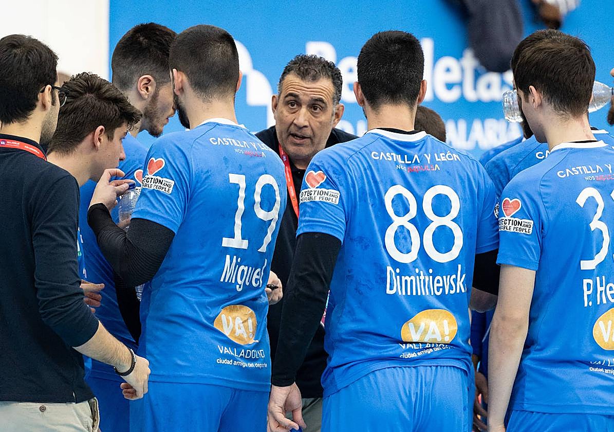 Pisonero da instrucciones a sus jugadores.