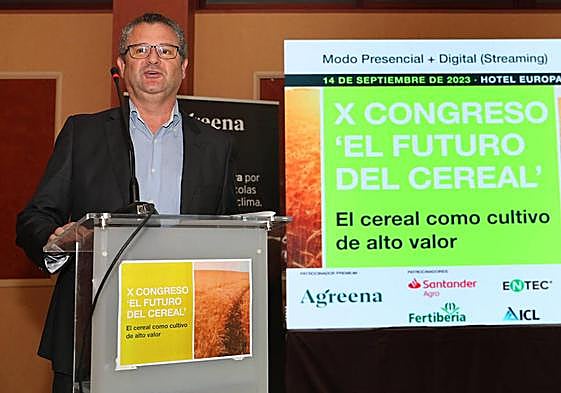 Gerardo Dueñas, durante el congreso celebrado en Magaz.