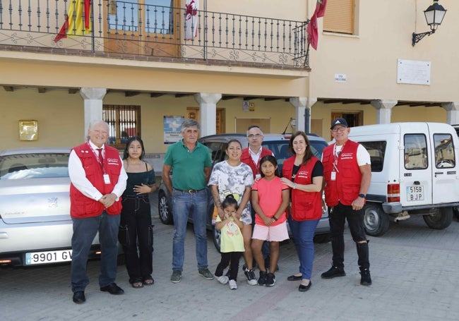 Jessica y sus hijas posan junto a miembros de la Fundación Madrina y el alcalde de Pesquera de Duero, delante del Ayuntamiento.