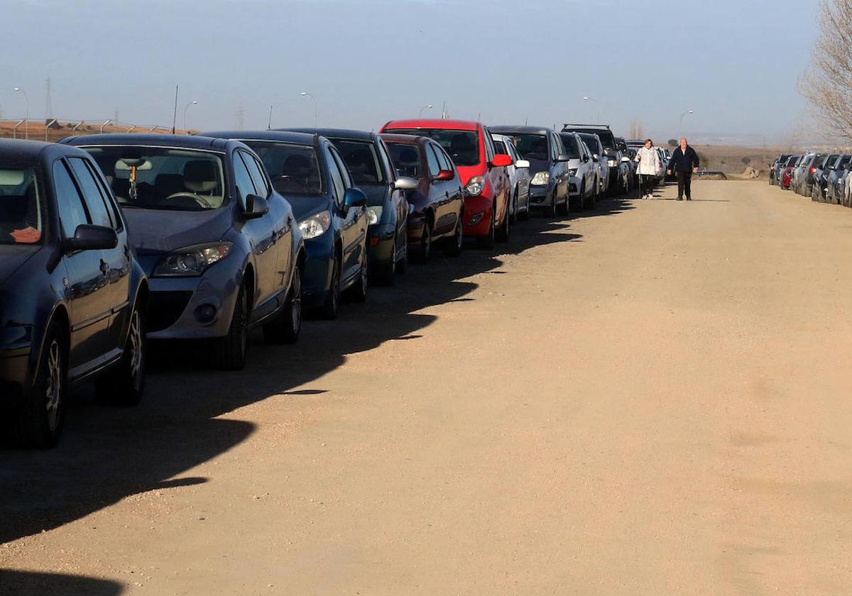 Vehículos estacionados en el camino de Juarrillos.