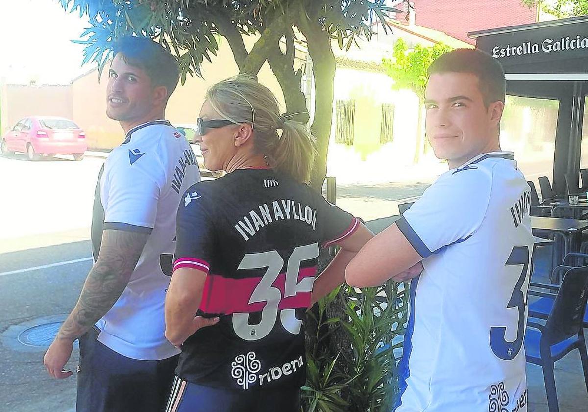 Edgar, Chus y Mario, vecinos de La Seca posando con la actual camiseta de Ayllón.