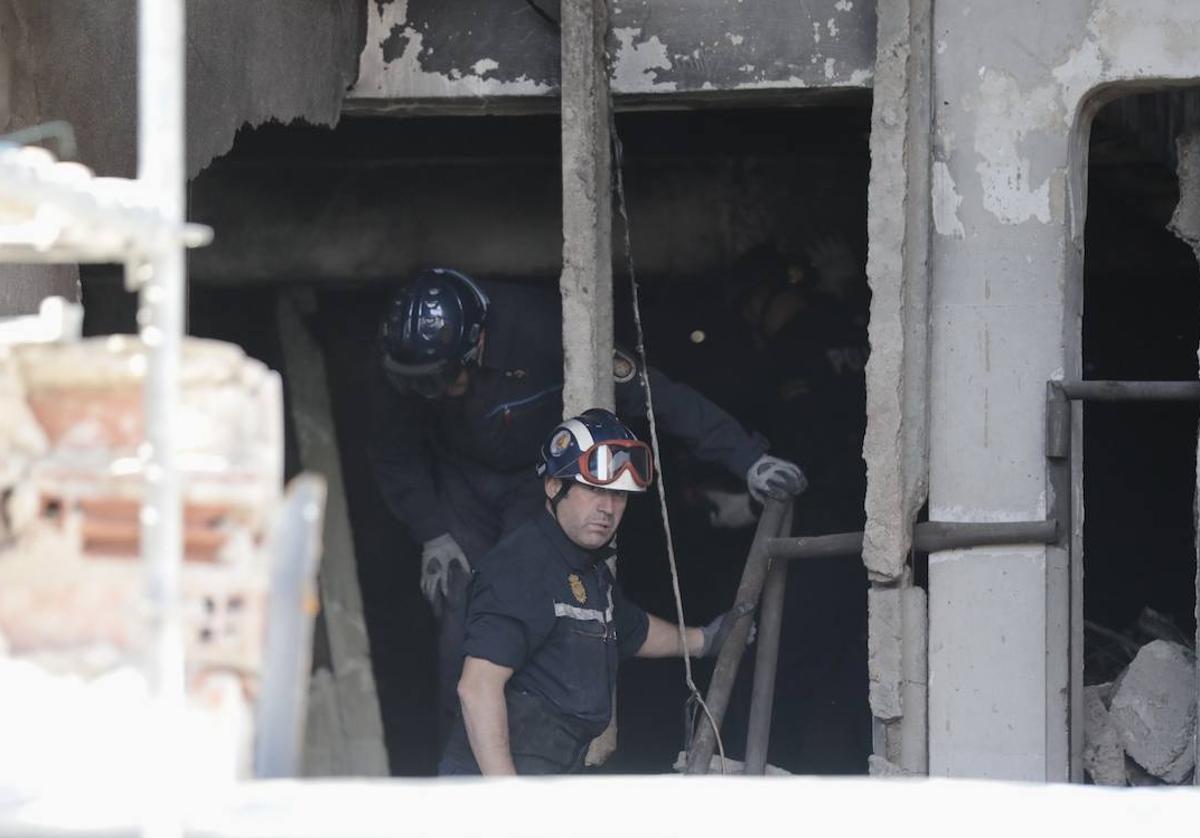 Agentes de la Científica inspeccionan el epicentro de la explosión en el edificio número 32 de la calle Goya.