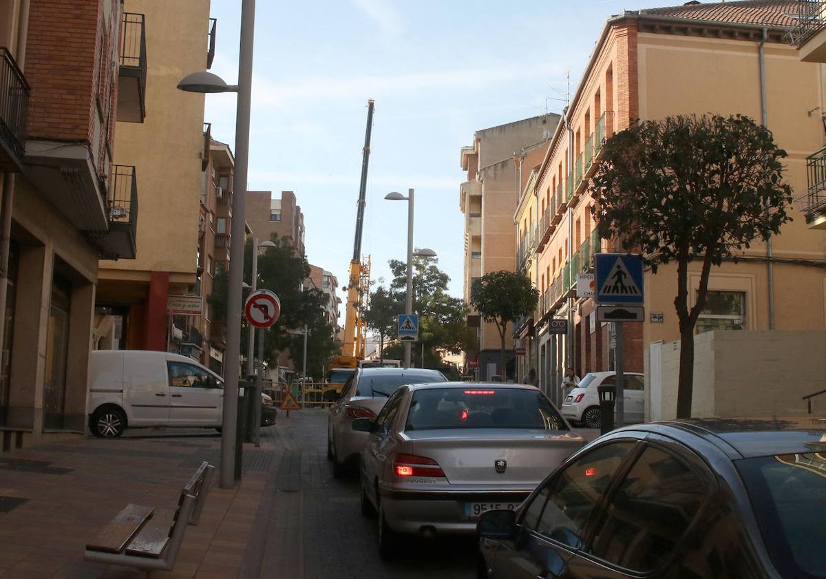 Imagen principal - Arriba, varios coches en un momento de retención. Abajo, maniobras realizadas por un vehículo ante las obras y un momento de los trabajos de rehabilitación.