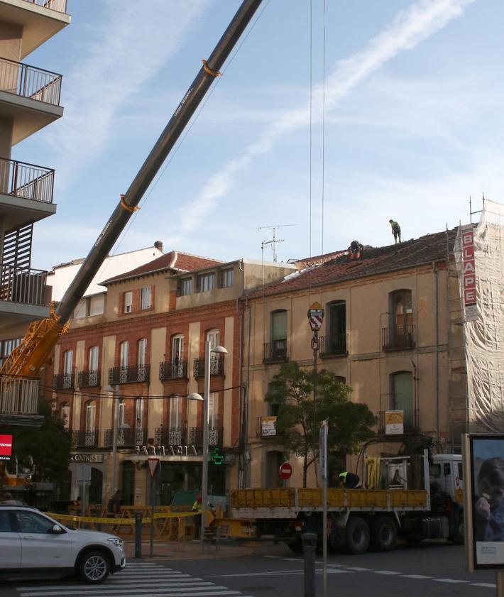 Imagen secundaria 2 - Arriba, varios coches en un momento de retención. Abajo, maniobras realizadas por un vehículo ante las obras y un momento de los trabajos de rehabilitación.