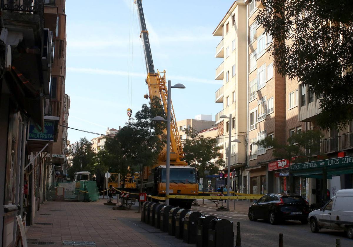 Una grúa realiza trabajos en el tramo cortado en la calle de José Zorrilla.