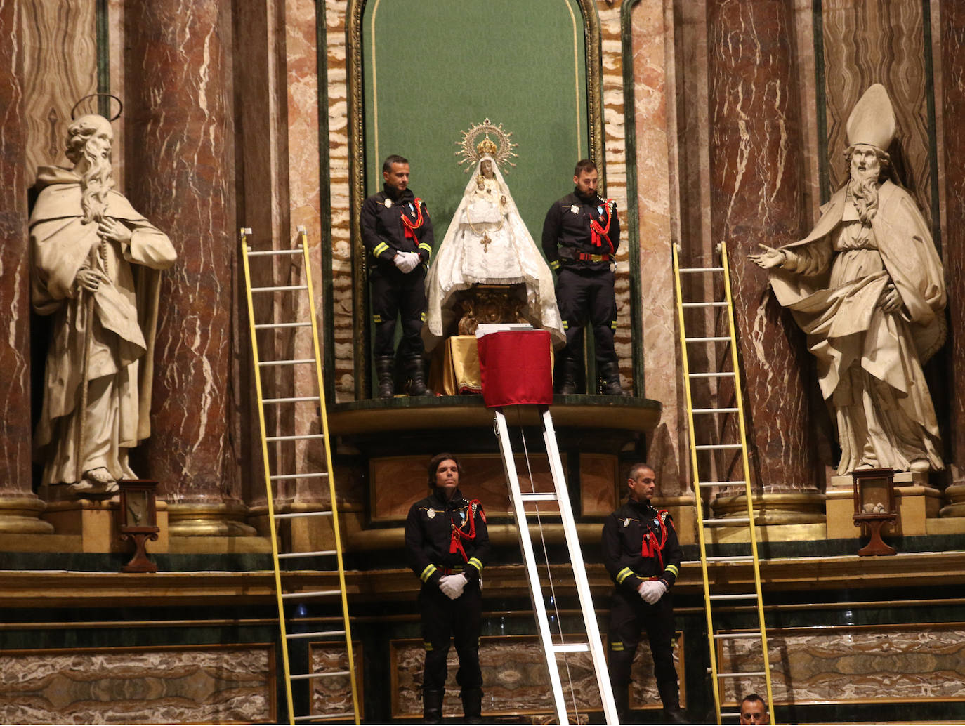 Subida de la Virgen de la Fuencisla en la Catedral