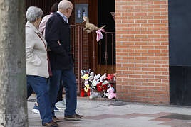 Flores y peluches en la casa donde fue asesinada Olivia.