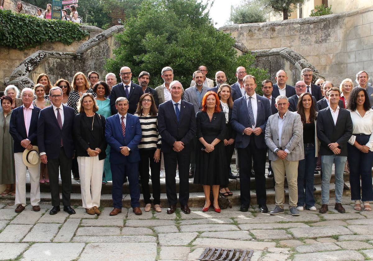 Foto de familia de los representantes de las instituciones públicas y las entidades privadas.