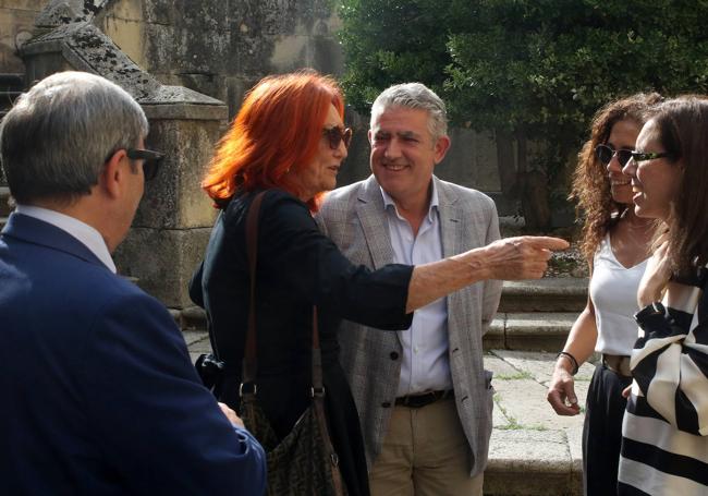 La directora de Hay Festival Segovia charla con representantes políticos.