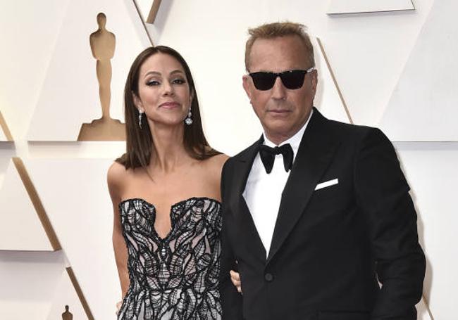 Christine Baumgartner y Kevin Costner, en los Oscars 2022.