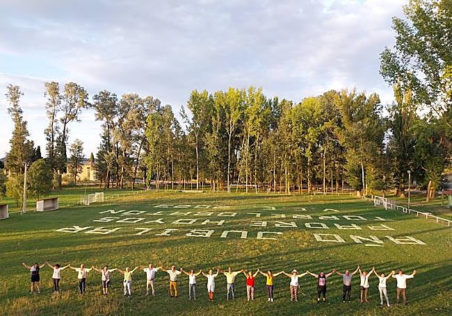 Los torreños con el gran cartel recién terminado.
