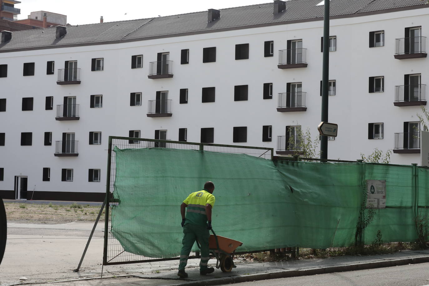 El bloque de edificios de Puente Colgante y, en el centro, el espacio donde se ubicarían las plazas de aparcamiento.