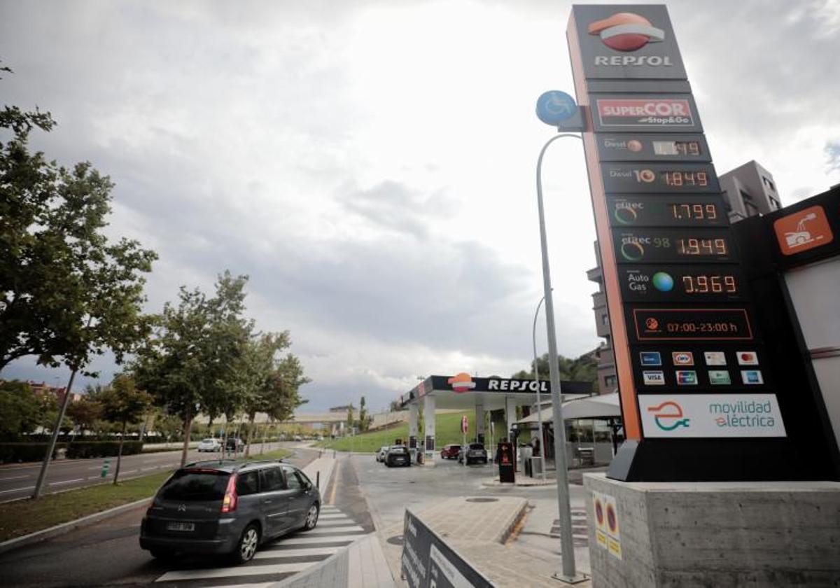 Cartel de precios en la gasolinera de la Avenida de Salamanca, frente al Museo de la Ciencia.