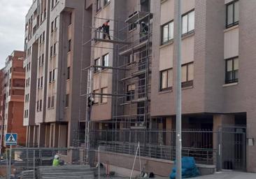 Retiran el andamio del edificio de Parquesol que sufrió una explosión