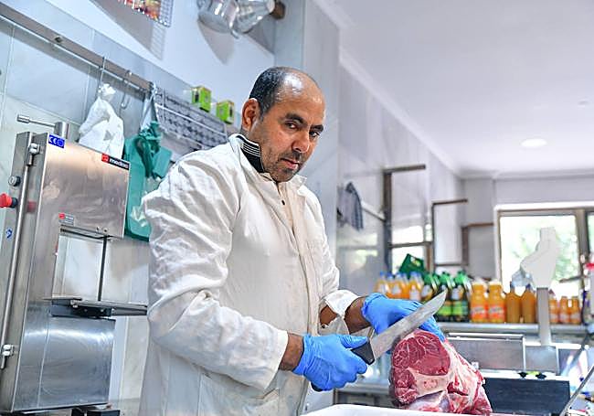 Mohamed Daeoe en su carnicería halal en el barrio de Delicias